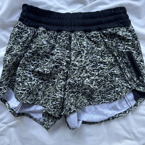 Lululemon Women's White‎ Mid-Rise Tracker Short IV Stretch 4" Inseam Size 4 EUC - Picture 1 of 8